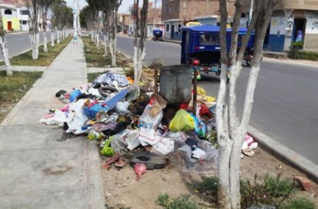 Ministro Ferreyros critica a alcaldes de Lambayeque por basura acumulada en las calles